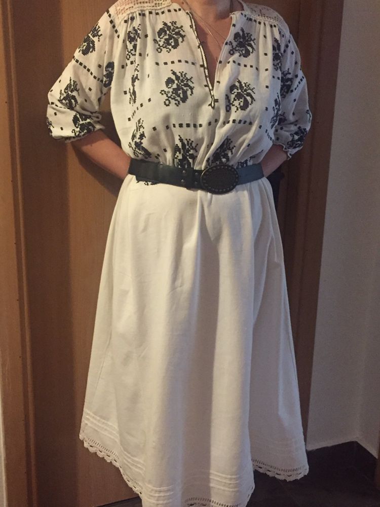 Rochie populara autentica lucrata manual pe panza de casa
