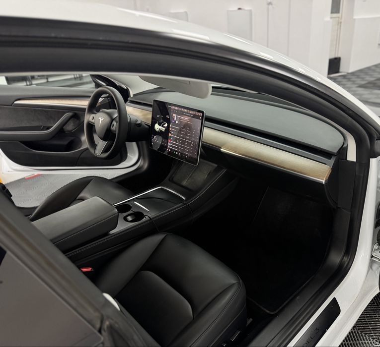 Tesla model 3 SR+ standard range facelift pompa caldura faruri matrix