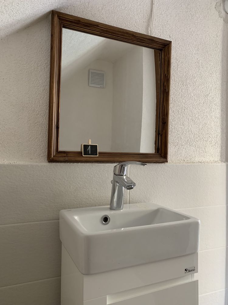 Стенно дървено огледало