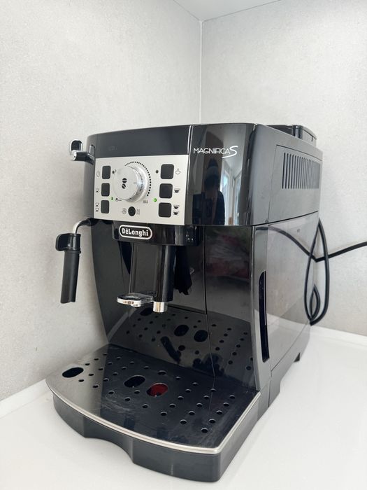 Кофемашина Delonghi magnifica s