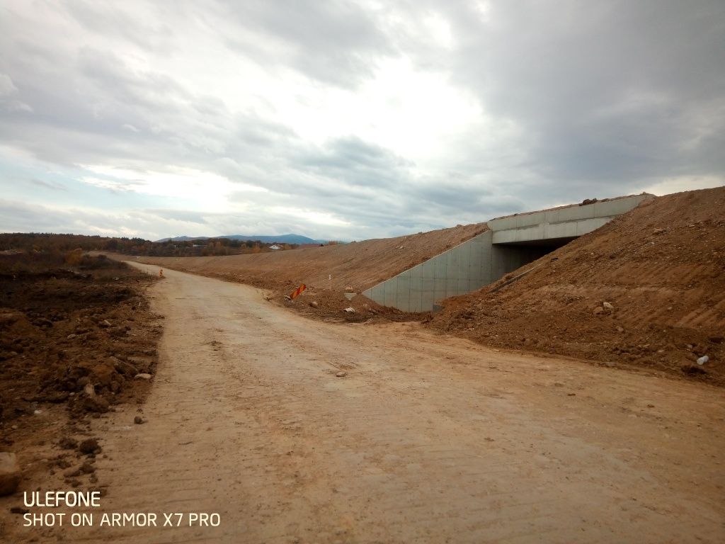 Teren selimbar langa autostrada