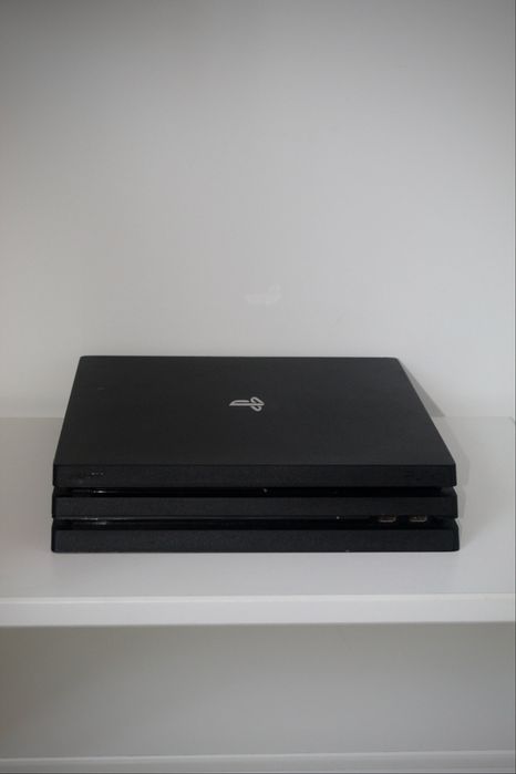PlayStation 4 Pro 1TB + 3 controllere + Jocuri