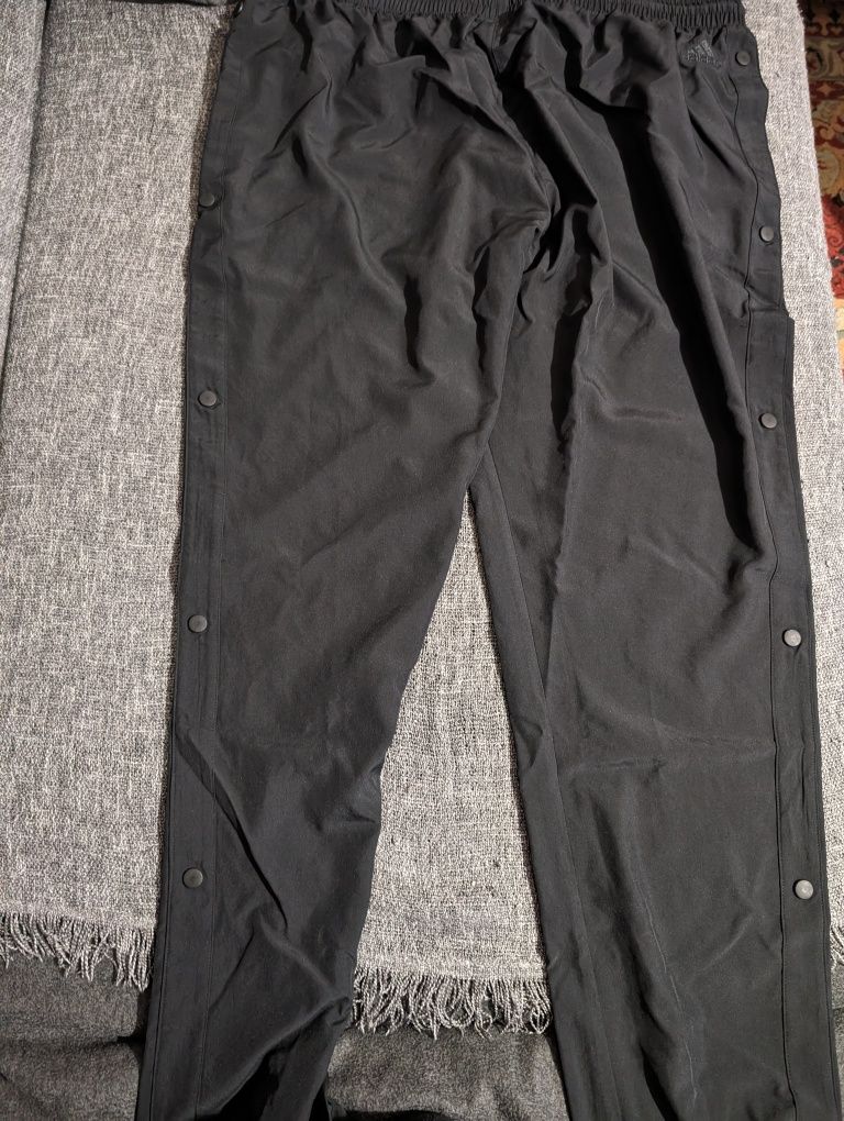 Vand pantaloni adidas XS si XXL