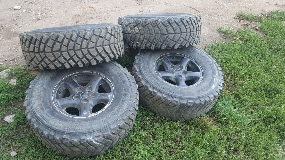 Vând jante Jeep 15" cu cauciucuri de noroi