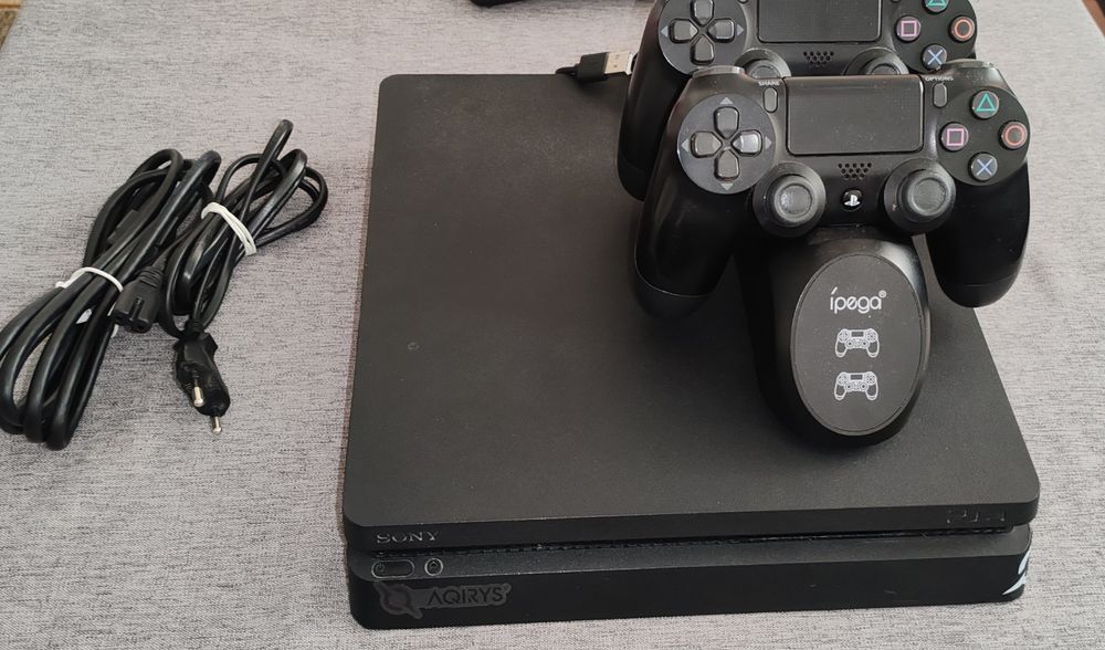 Sony PlayStation 4 Slim – SSD 1TB + 2 controllere + Dock încărcare