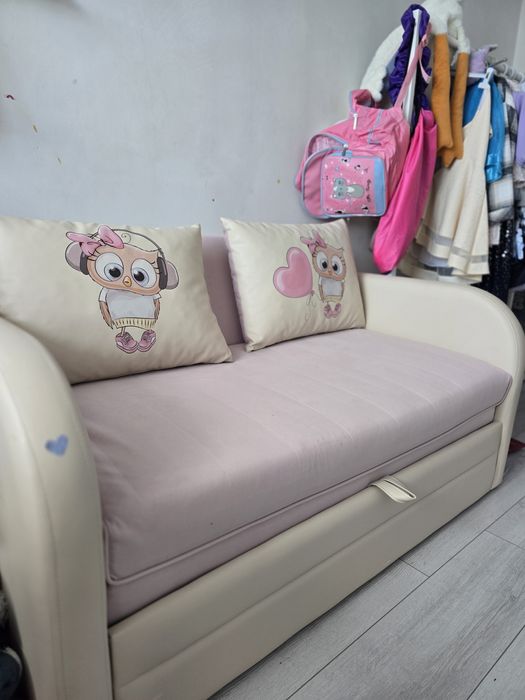 Продам диван для девочки