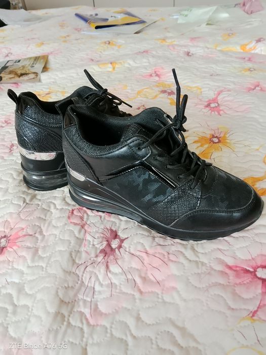 Спортни  обувки с повдигната пета