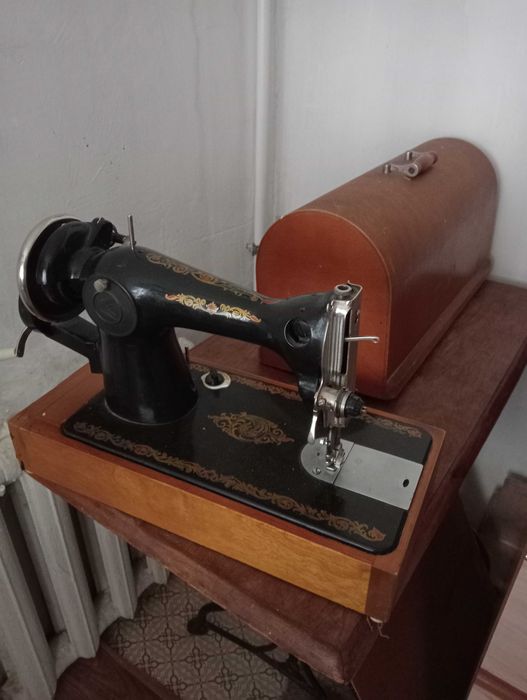 Продам ножную швейную машинку