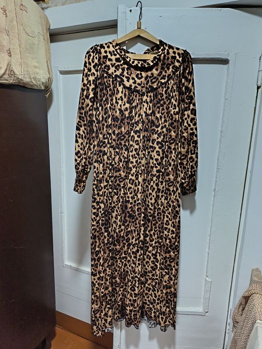 Продаются платья. Куйлаклар сотилади.