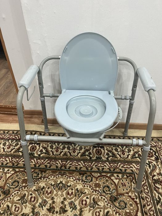 Продам кресло - туалет.Металлическая конструкция, удобно складывается