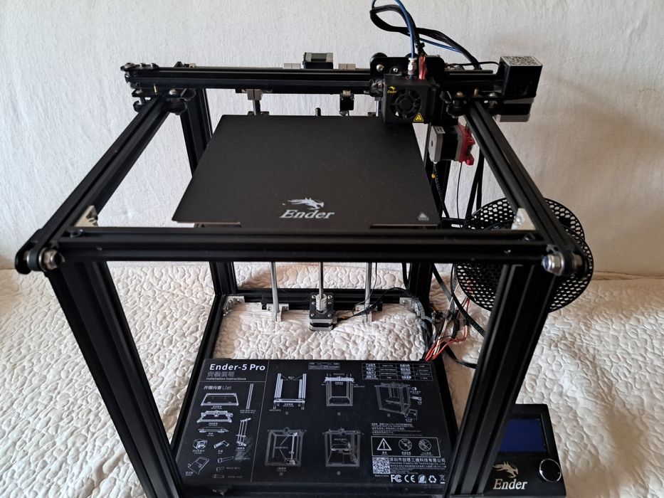 Vând imprimantă 3D  Ender 5 Pro+ 9 filamente incluse