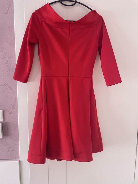 Червена рокля с дълъг ръкав