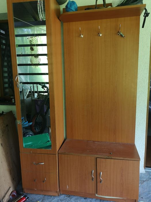 Cuier hol cu rafturi