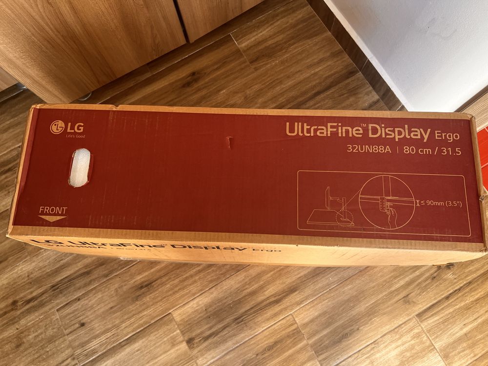 Ultra Fine Display Monitor LG 80cm cu stand suport