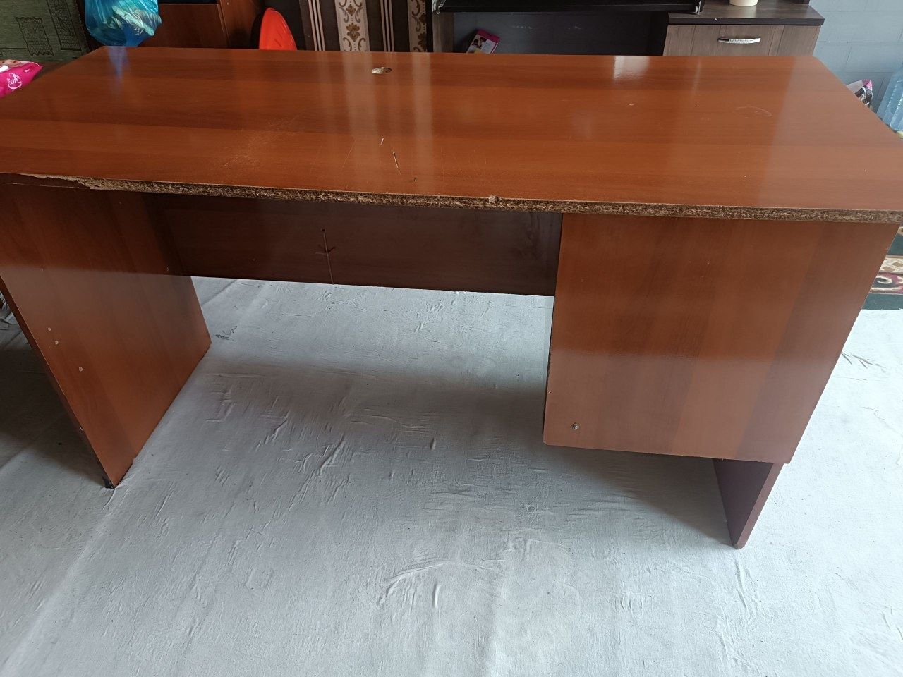 Kompyuter uchun stol, narxi kelishiladi