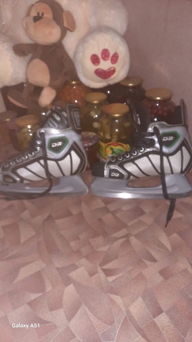 Продам коньки и ролики мужские.