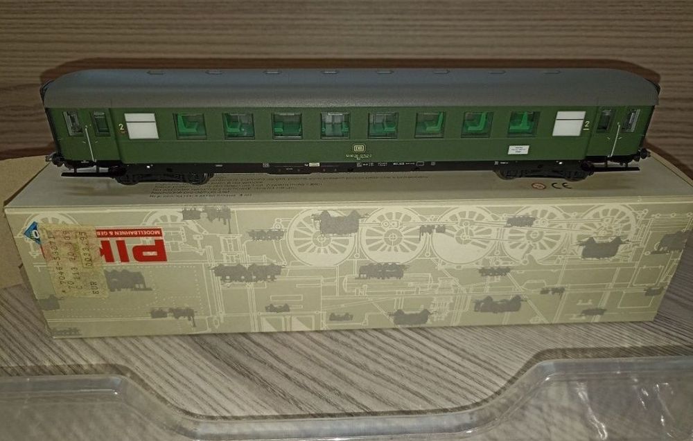 Piko vagoane de călători scara H0 
Roti metalice izolate 
Epoca IV
Pre