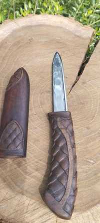 Нож с ръчна дърворезба