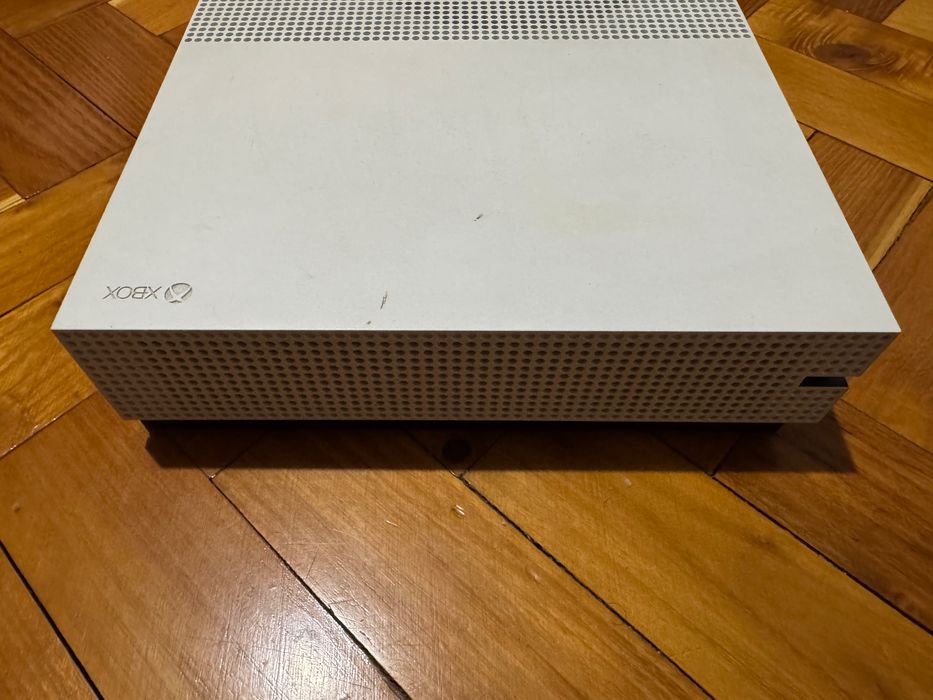 Vand Xbox One S cu jocul Forza Horizon 3 inclus