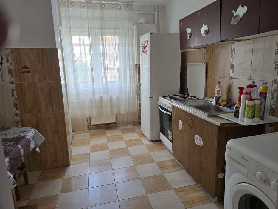 Inchiriez ap 3 camere