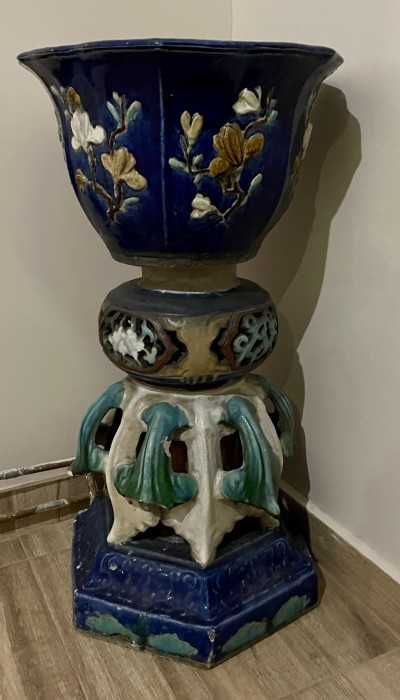 Superb piedestal cu jardiniera-maiolica antica-flori in relief-Italia