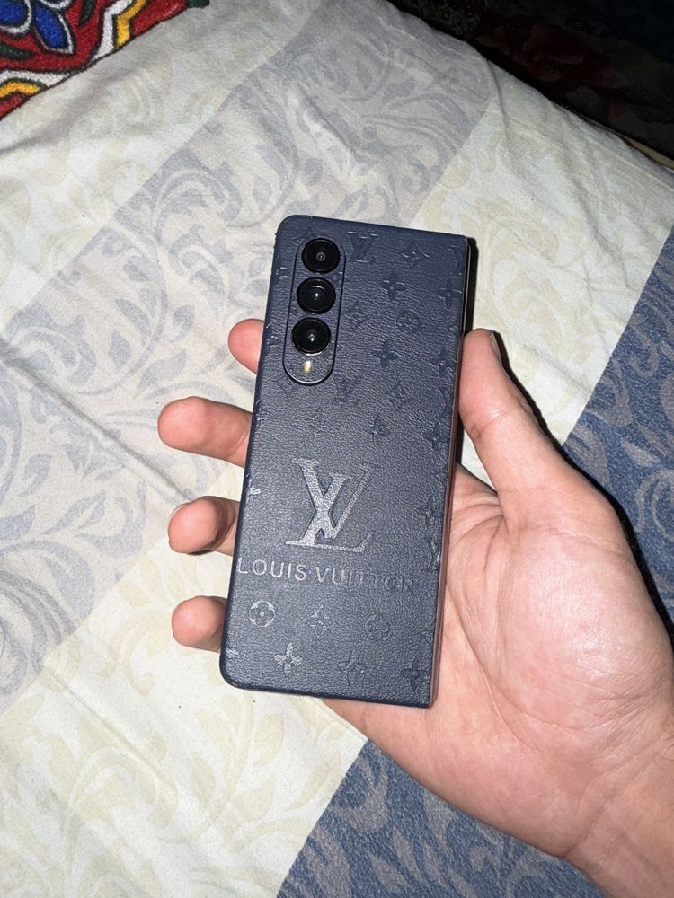 Samsung Z fold4 срочно сотилади