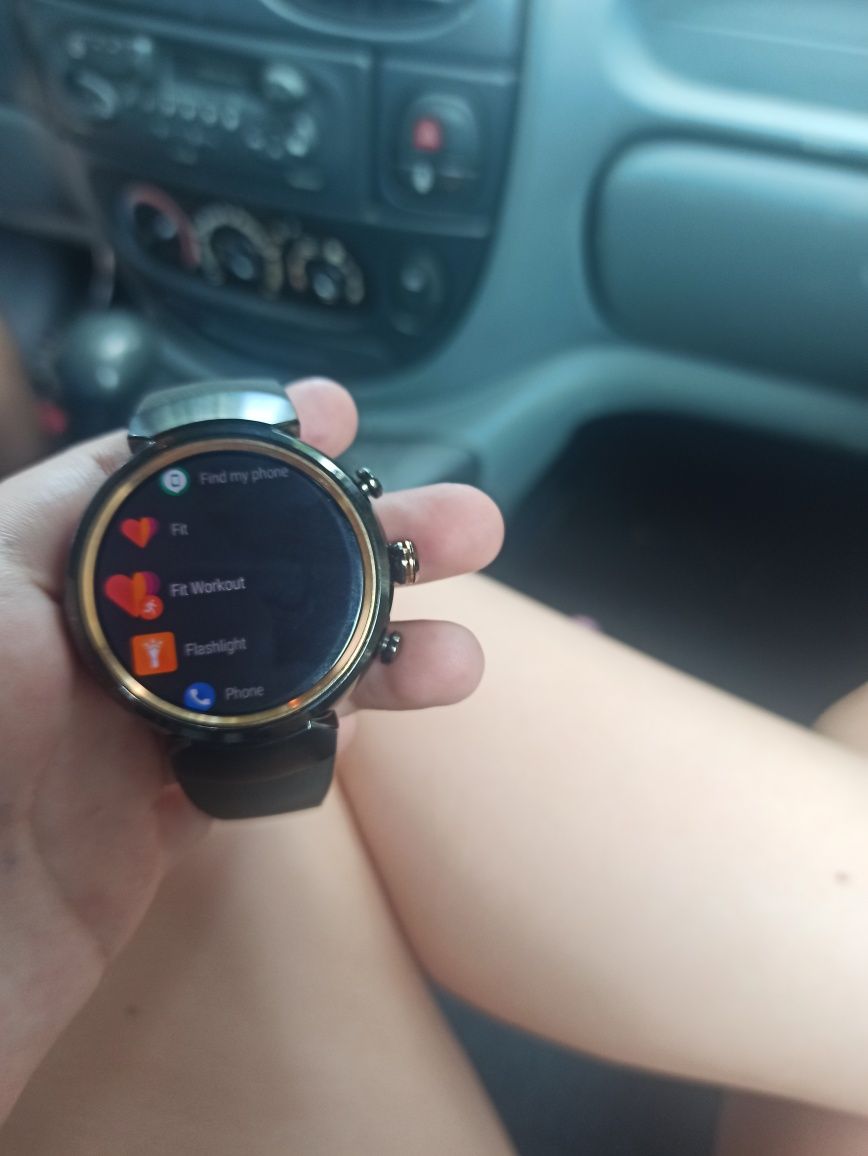 Часовницк с тъч скрийн -asus zen watch 3
