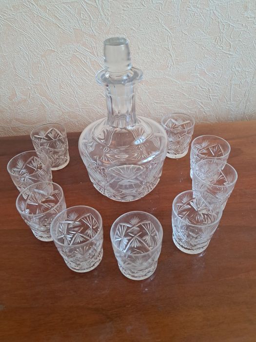 Хрустальный графин с рамками.