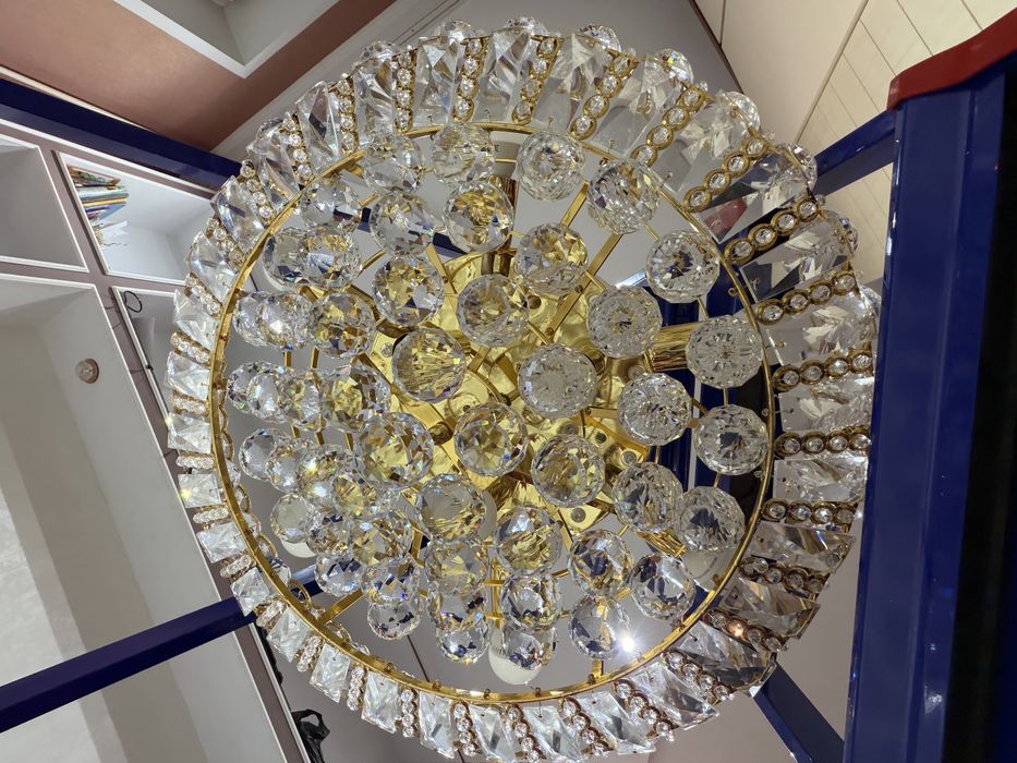 Продам б/у люстру в хорошем состоянии