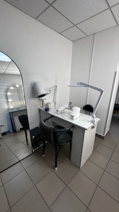 Сдаю кушетку и визажный стол