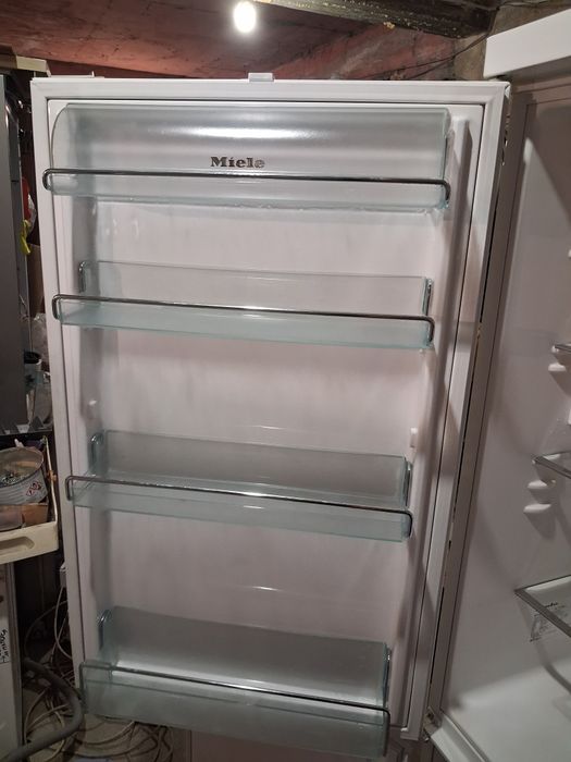 Продавам хладилник/фризер комбиниран на марката Miele. Град Айтос. За