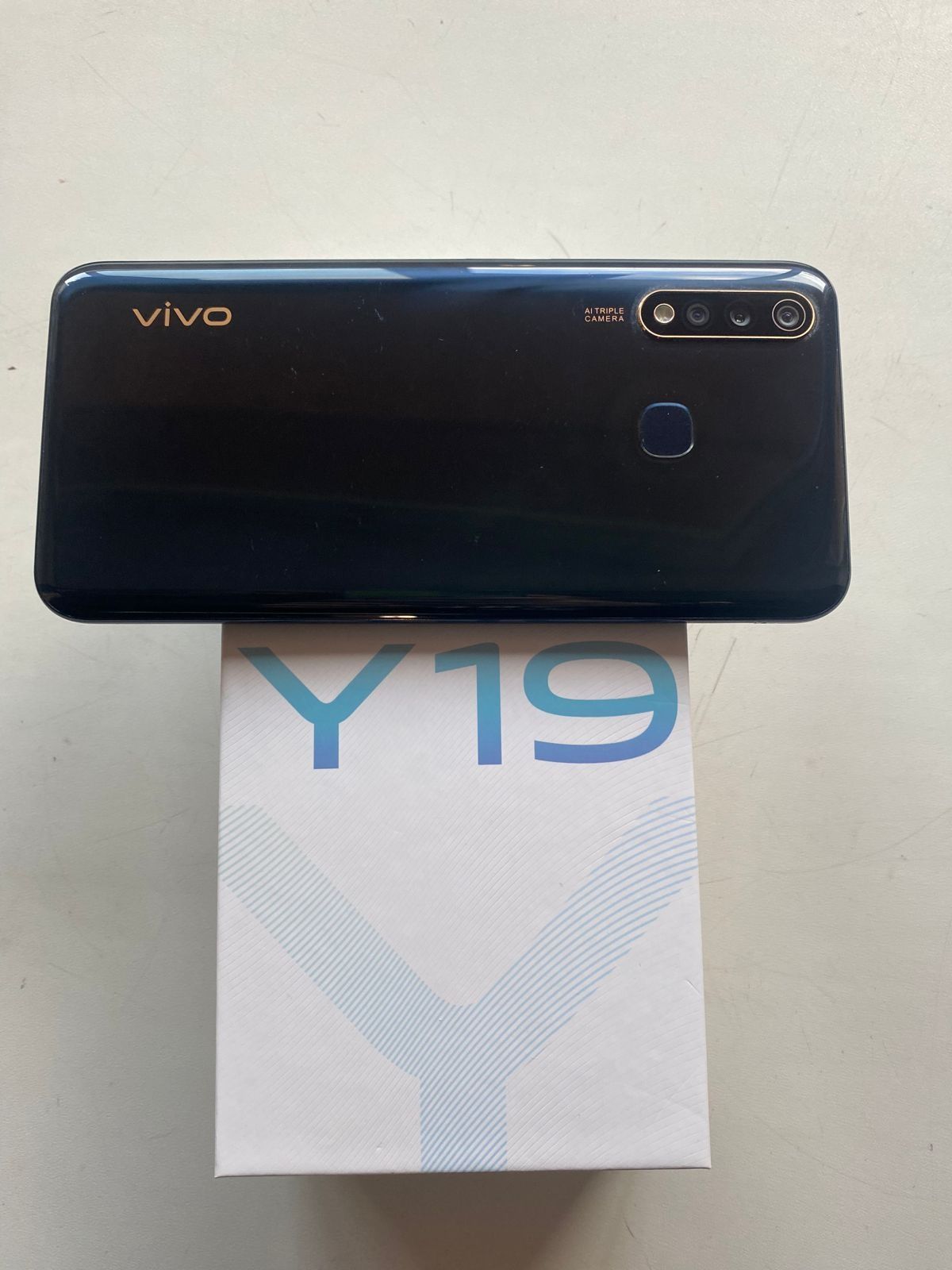 Продам телефон vivo y19