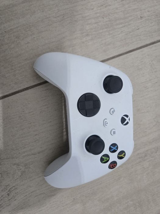 Xbox One S 1TB cu un controller