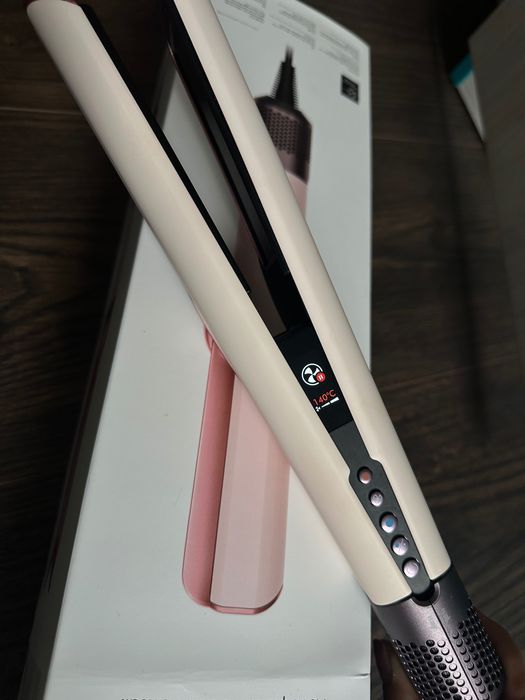 Продавам преса за коса Dyson Airstrait с гаранция