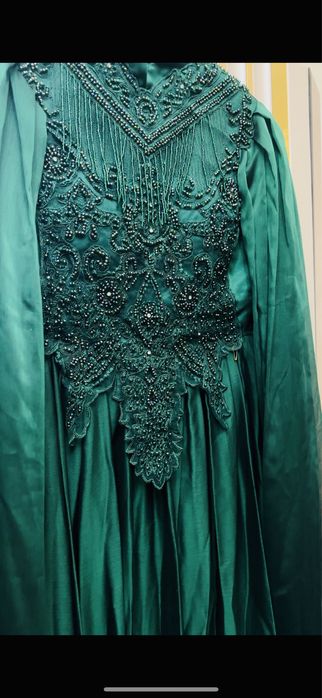 Шикарное изумрудное платье