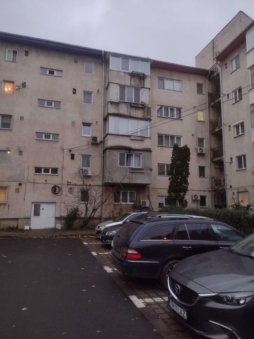 Proprietar vând apartament cu 3 camere,decomandat,