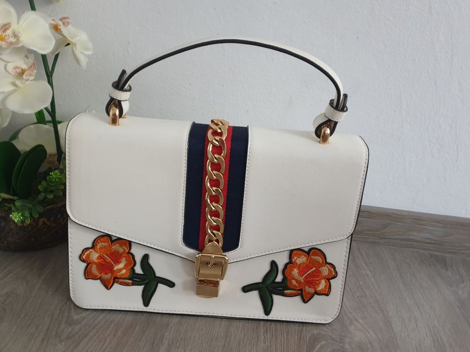 Geanta  alba cu motive florale