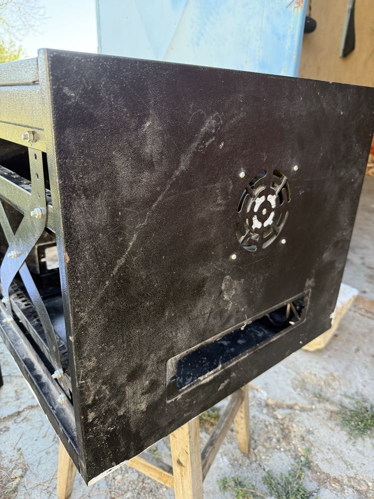 Rack server metalic cu ventilație activă