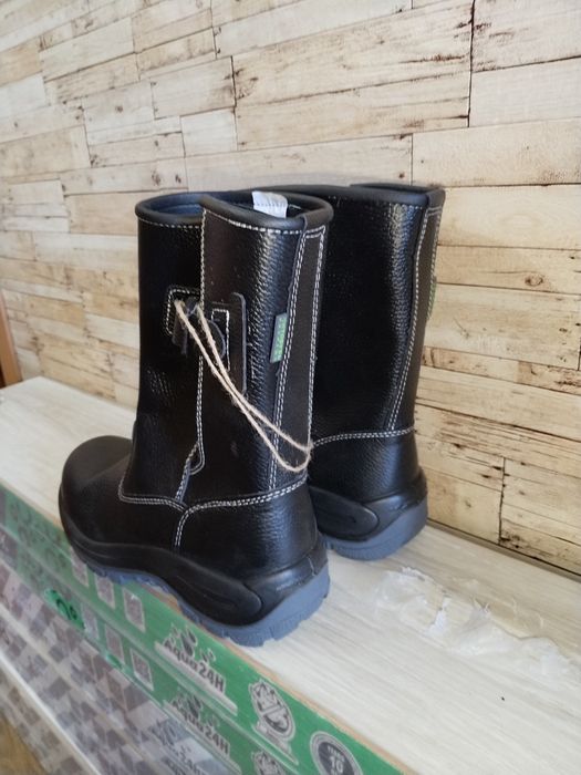 Продаю летний рабочие сапоги.