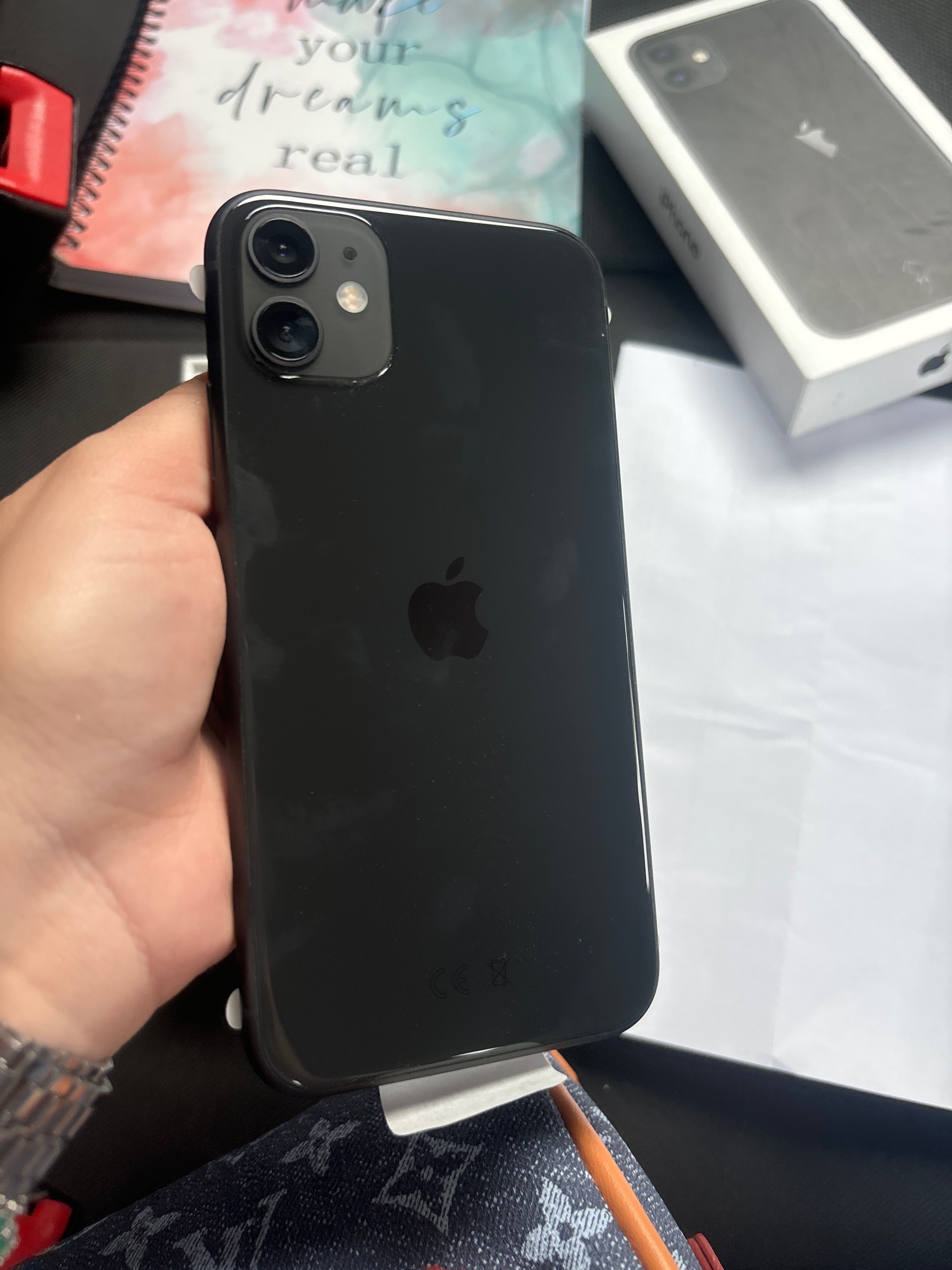 Iphone 11 Чисто нов с фолио не използван