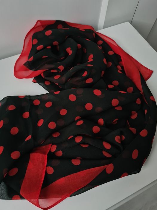 Дамски шал на точки в черно и червено