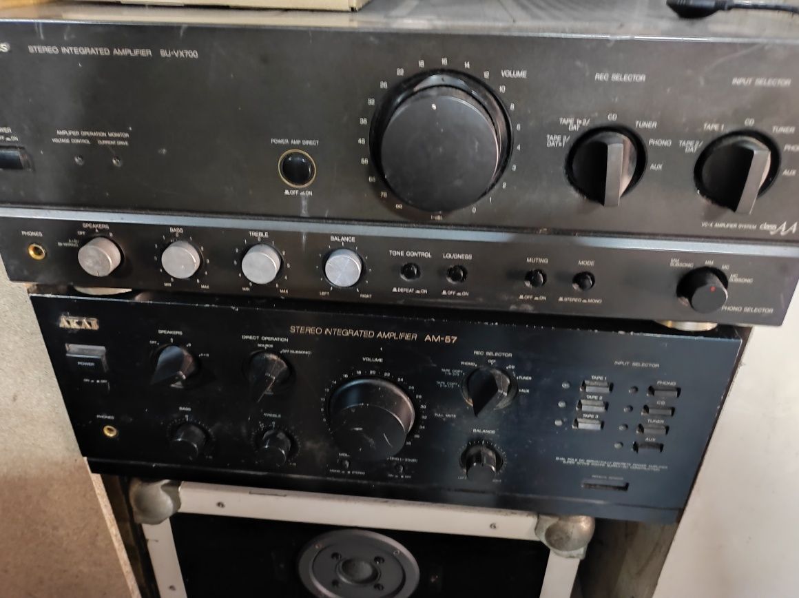 Boxe monitor active și mixer.