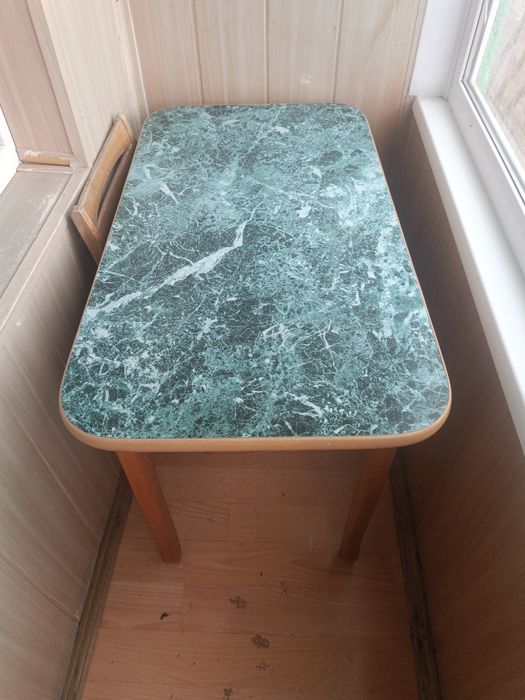 Продам стол со стульями в хорошем состоянии стулья в три штуки.