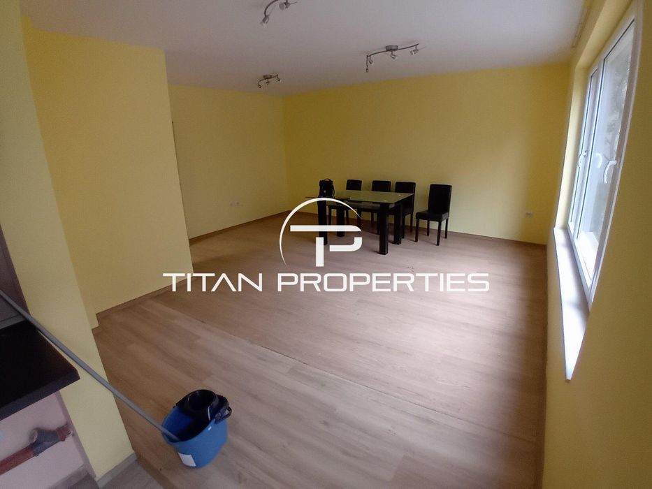 Необзаведен двустаен апартамент в Центъра