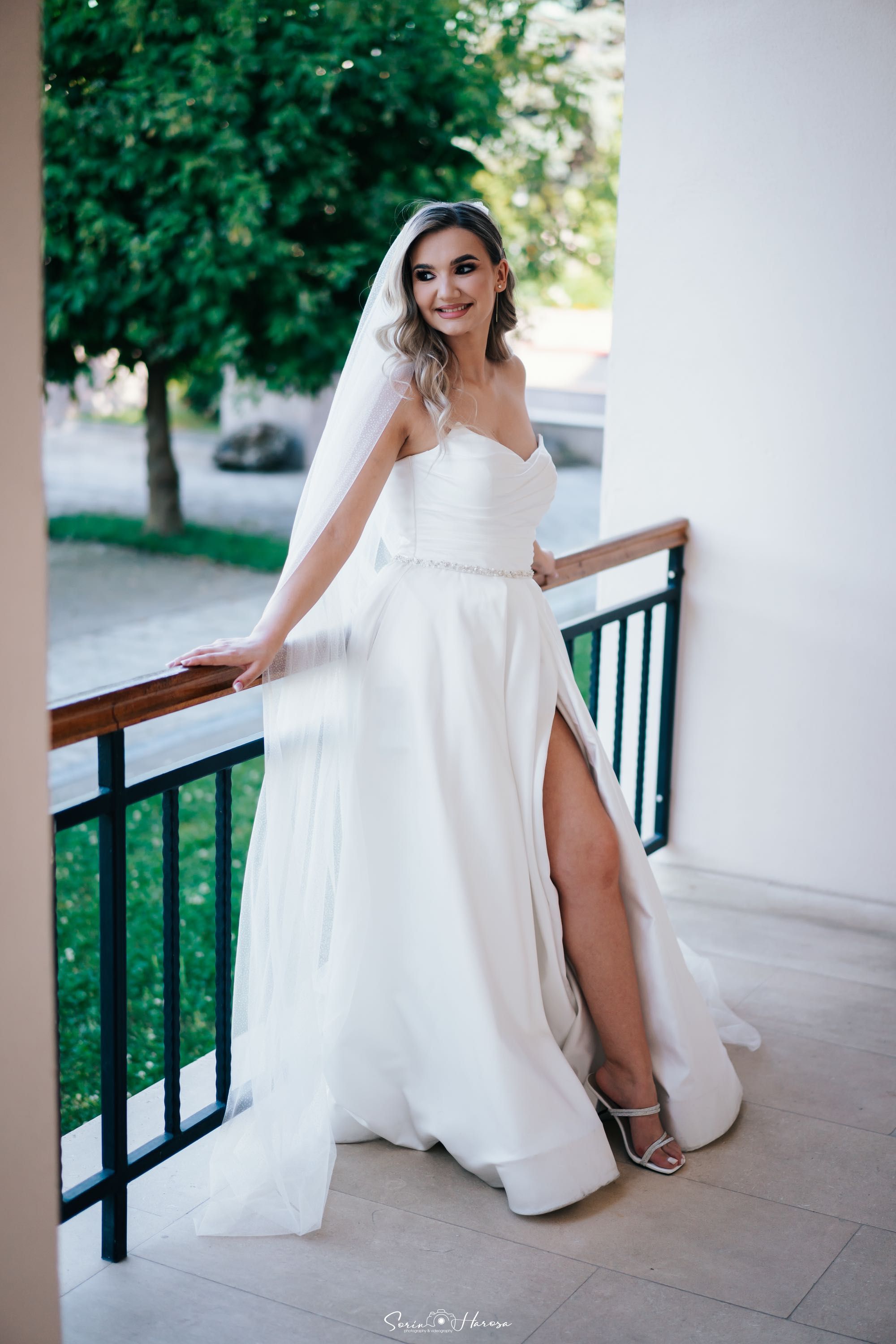 Vând rochie de mireasă cu corset reglabil și mănuși .