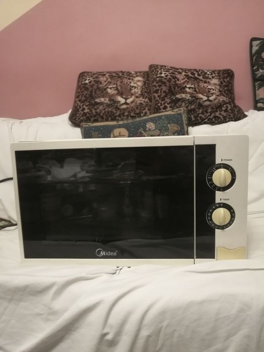 Микровълнова печка Midea с добавен грил.