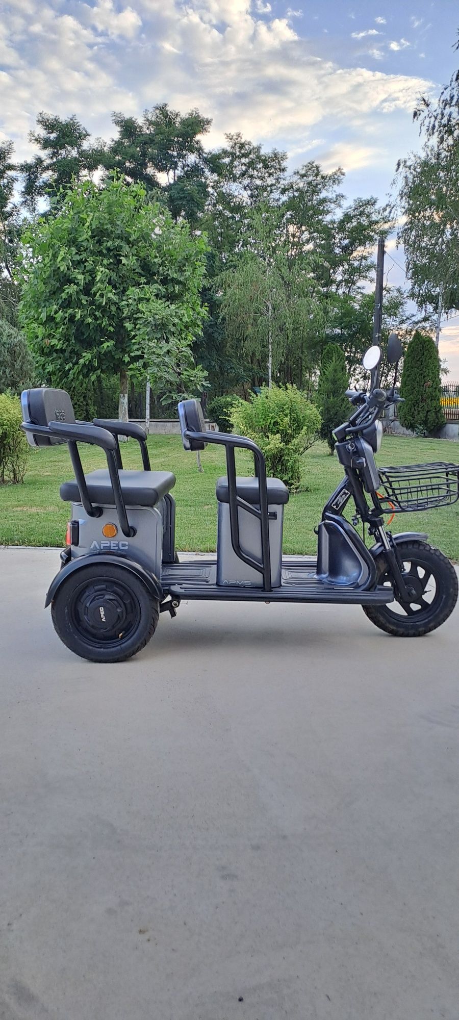 Vand triciclu electric