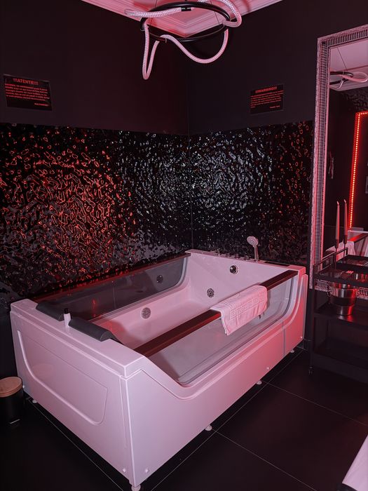 Regim Hotelier BDSM Jacuzzi