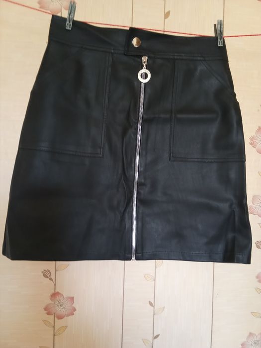 Юбка новая, с карманами и замком молния,на поясе клёпка