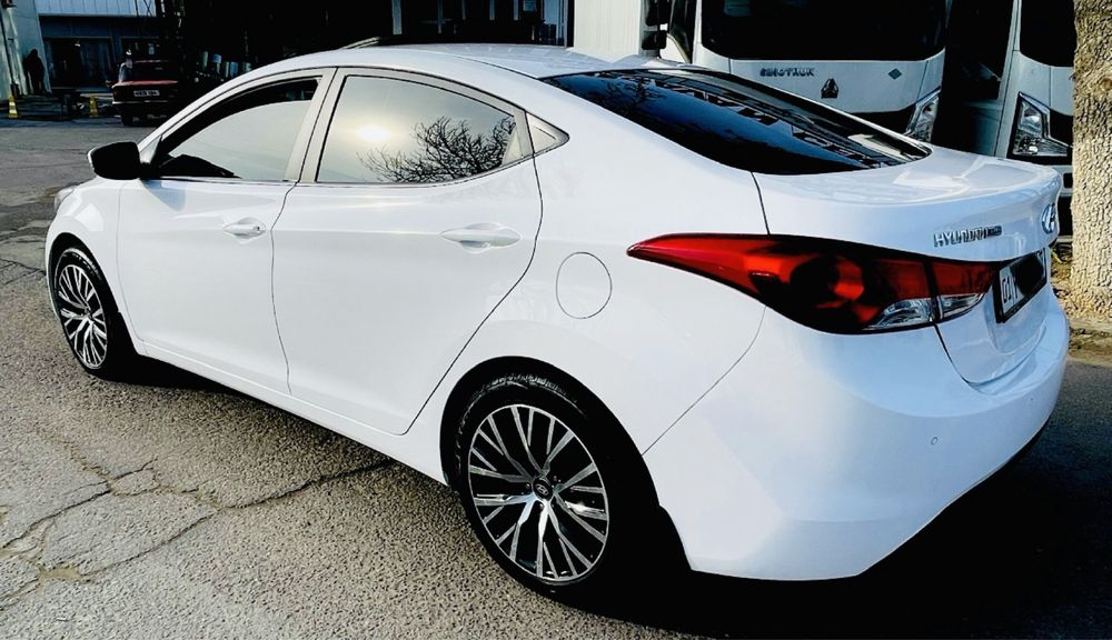 Hyundai elantra 2012 года